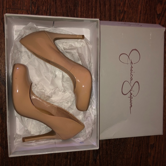 Jessica Simpson Close Toed Heels, Nude Patent 6M - Picture 4 of 8